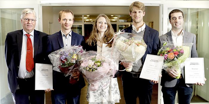 Formanden for Elektrofondet Ole Lauridsen (yderst tv.) gratulerer årets modtager af Elektroprisen Kresten Yvind (nr. 2 fra venstre) samt kandidatprismodtagerne Camilla Lund, Caspar Jespersen og Matteo Cesari. (Foto: Henrik Frydkjær)