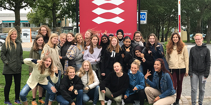 Visit from a school in Roskilde. Here the 20 female students and a few colleagues from DTU Wind Energy