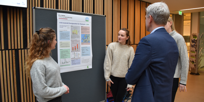 Preben Jørgensen ser på poster præsenteret af studerende fra Bæredygtigt Energidesign