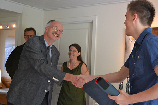 DTU President Anders Bjarklev visited the Hansen-Pedersen family in Allinge (Photo: DTU Elektro)