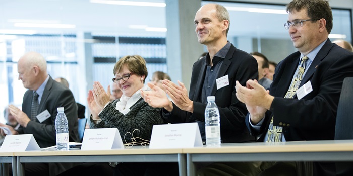 I midten Liselotte Højgaard, Danmarks Grundforskningsfond, og centerleder Jan Henrik Ardenkjær-Larsen.