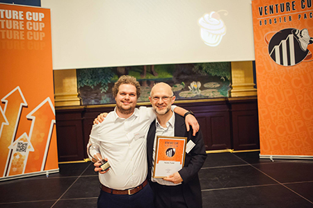 Billede fra pr&aelig;mieoverr&aelig;kkelsen. P&aring; billedet ses forskningsassistent Jakob M&oslash;nster og Regnar Paaske, forretningsudvikler (Foto: Venture Cup)