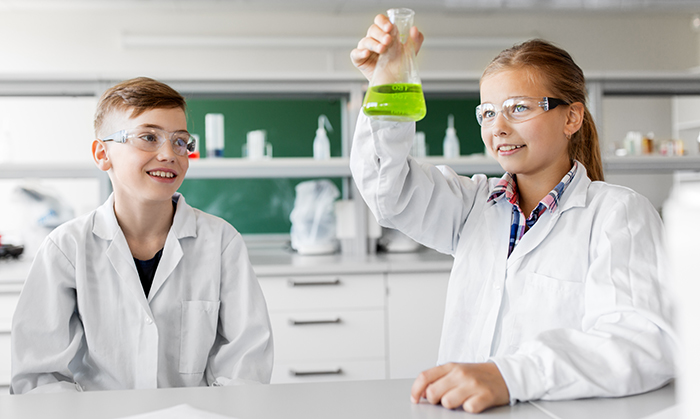 To børn i laboratorie